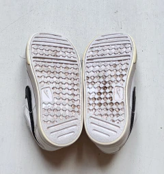 US 7 (23) | Nike | zapatillas cuero blanca pipa negra Nike - El Placard de Mi Bebot