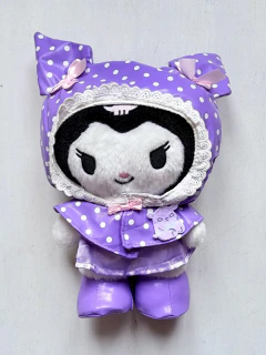 Peluche gato Kuromi con rompeviento violeta lunares blancos 24cm