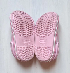 US 6/7 (22/23) | Crocs | Crocs rosas banda blanca - comprar online