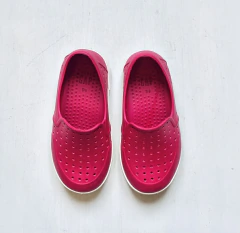 US 7 (23) | GAP | panchas goma fucsia banda blanca - comprar online