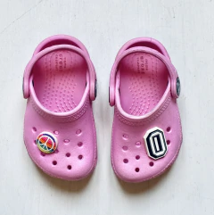 PLAY | C4 (19) | Crocs | Crocs con 2 pines incluidos