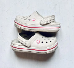 PLAY | C6 (22) | Crocs | Crocband beige banda blanca linea rosa