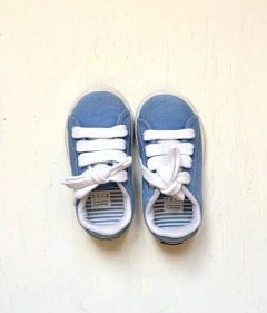 T22 | Mimo | zapatillas celestes cordones blancos