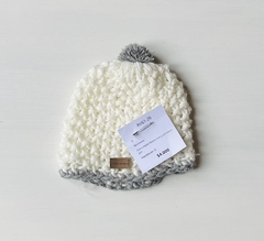 U | Minimimo | Gorro tejido blanco vivo y pompom gris - comprar online