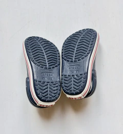 c4/5 (19/20) | Crocs | Crocs azules banda blanca con linea roja - comprar online