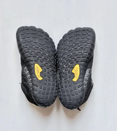 T28 | Saguaro | zapatillas negras cordones elastico logo amarillo - comprar online