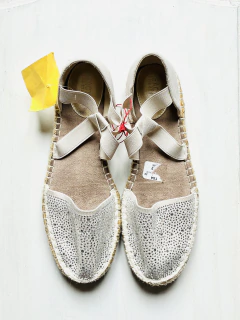 40 | Kenneth Cole | Sandalias blancas con brillito