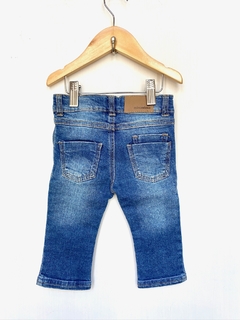 M (6/9m) | MiniMimo | jean gaspeado letra M bordada en bolsillo - comprar online