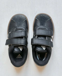 PLAY | US 7 (23) | Adidas | zapatillas negras lineas laterales blancas suela marron - El Placard de Mi Bebot