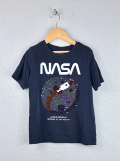 6/7A | H&M | remera manga corta negra NASA planeta de lentejuelas doble faz - comprar online