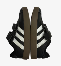 PLAY | US 7 (23) | Adidas | zapatillas negras lineas laterales blancas suela marron