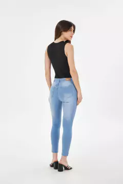 SKINNY CELESTE CON ROTURA - SKY - STRIVEN JEANS