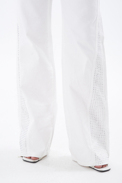 WIDE LEG BLANCO CON COSTURA DIAGONAL Y STRASS - PERLA - comprar online