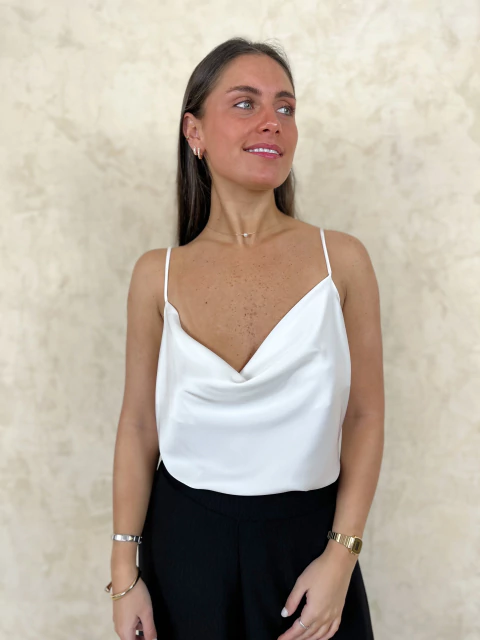 Musculosa Ovalo de mujer en color blanco, con escote drapeado y breteles finos, ideal para looks modernos y elegantes.