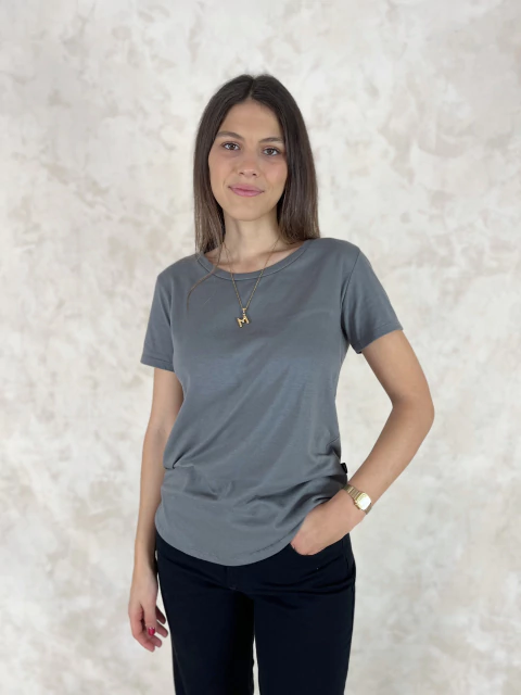 Remera Nancy gris de mujer, de manga corta, ideal para uso diario. Moda casual dentro de la categoría de remeras y musculosas.