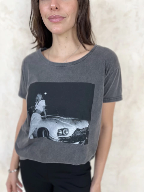Remera gris para mujer con estampado blanco y negro, ideal para looks urbanos y modernos.