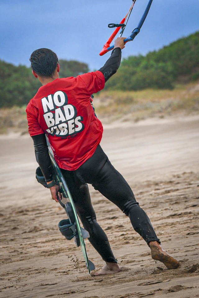 Remera No Bad Vibes roja — imagen 3
