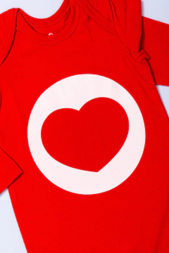 Body básico manga larga rojo con corazón. T. 18 meses - comprar online