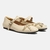 Sapatilha Ivory de couro com laço e ilhós Milly, modelo feminino elegante em tom bege claro, com tira no peito do pé e detalhes modernos.