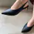 Pés femininos com scarpin sligback high vamp na cor preta, com design de bico fino e salto, ideais para diversas ocasiões formais e casuais.