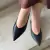 Delicadesa do scarpin sligback high vamp na cor preta, com design de bico fino e salto, ideais para diversas ocasiões formais e casuais.