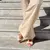 rasteira bico folha em couro premium na cor off white da marca loulle