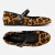 Sapatilha bico redondo e estampa de onça, com detalhe em tiras pretas. Ideal para um visual fashion e confortável em diversas ocasiões.