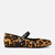 Sapatilha bico redondo e estampa de onça, com detalhe em tiras pretas. Ideal para um visual fashion e confortável em diversas ocasiões.