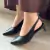 Pés com scarpin sligback high vamp na cor preta, com design de bico fino e salto, ideais para diversas ocasiões formais e casuais.