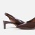 Sapato slingback marrom em verniz com salto baixo, ideal para compor looks elegantes e confortáveis. Tendência na moda feminina.