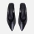 Scarpin sligback high vamp na cor preta, com design de bico fino e salto, ideais para diversas ocasiões formais e casuais.