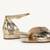 Detalhes da rasteira bico folha ouro light da marca Loulle, referência em sapatos e sandálias femininas em couro premium.