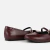 Sapatos femininos de balé na cor vinho, com design elegante e alça. Ideais para conforto e estilo. Perfeitos para diversas ocasiões.