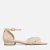 rasteira bico folha em couro premium na cor off white da marca loulle