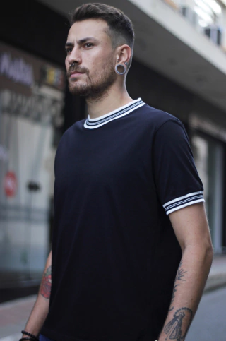 camiseta unissex ringer preto e listras brancas