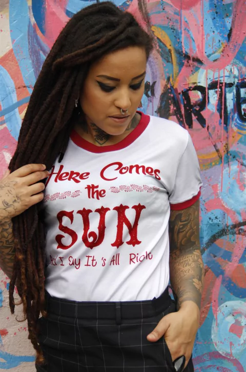 camiseta feminina ringer here comes the sun beatles
