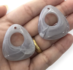 Pingente De Resina Triangulo Cinza (Par )