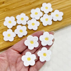 Aplique flor de crochê artesanal branco com miolo amarelo vendido em kit com 4 unidades.