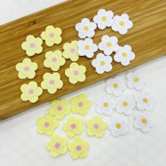 Flores de crochê artesanais disponíveis nas cores branco e amarelo para laços, tiaras e personalizados.