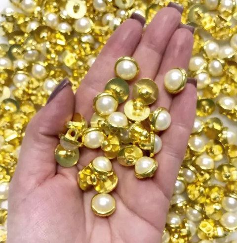 botão-de-perola-com-dourado
