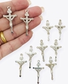 Pingente Crucifixo Jesus Niquel ABS (10 und)