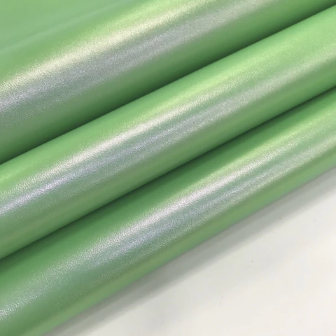 Rolos de lonita metalizada holográfica na cor verde com acabamento brilhante