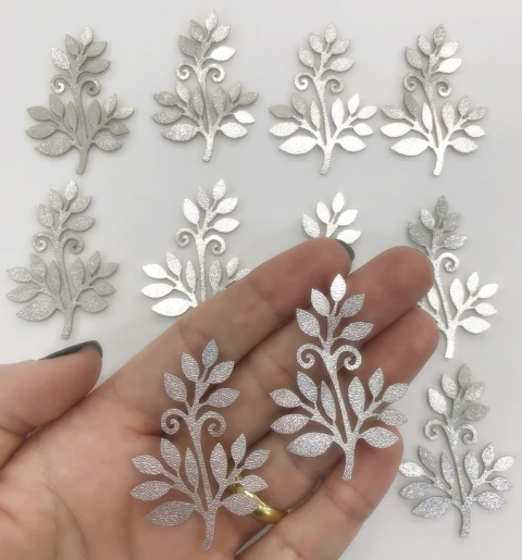 Aplique de lonita prata em formato de ramo com folhas