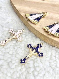 Kits de entremeio em formato de cruz e Nossa Senhora Aparecida, com detalhes em dourado e azul, 