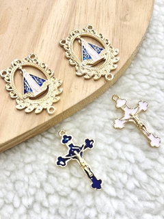 Kits de entremeio com detalhes de Nossa Senhora Aparecida e cruzes em dourado e azul.