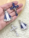 Kits de entremeio com peças de Nossa Senhora Aparecida e crucifixo em níquel, com detalhes em azul e branco.