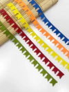 Kit de bandeirolas em feltro coloridas nas cores verde, vermelho, amarelo, laranja e azul, ideal para festas juninas.