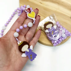 Kit de terço para montar com Bíblia em forma de anjo lilás, pérolas brancas e detalhes dourados, ideal para ocasiões religiosas e presentear.