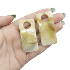 Pingente de Resina Retangular Bege Mesclado 54x26mm (par)