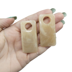 Pingente de Resina Retangular Creme Mesclado 54x26mm (par)